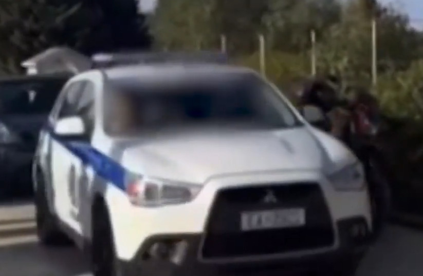 ΒΟΛΟΣ - Σκιάθος: Viral νύφη έφτασε στην εκκλησία με περιπολικό (Βίντεο) ΒΟΛΟΣ - Σκιάθος: Viral νύφη έφτασε στην εκκλησία με περιπολικό (Βίντεο)