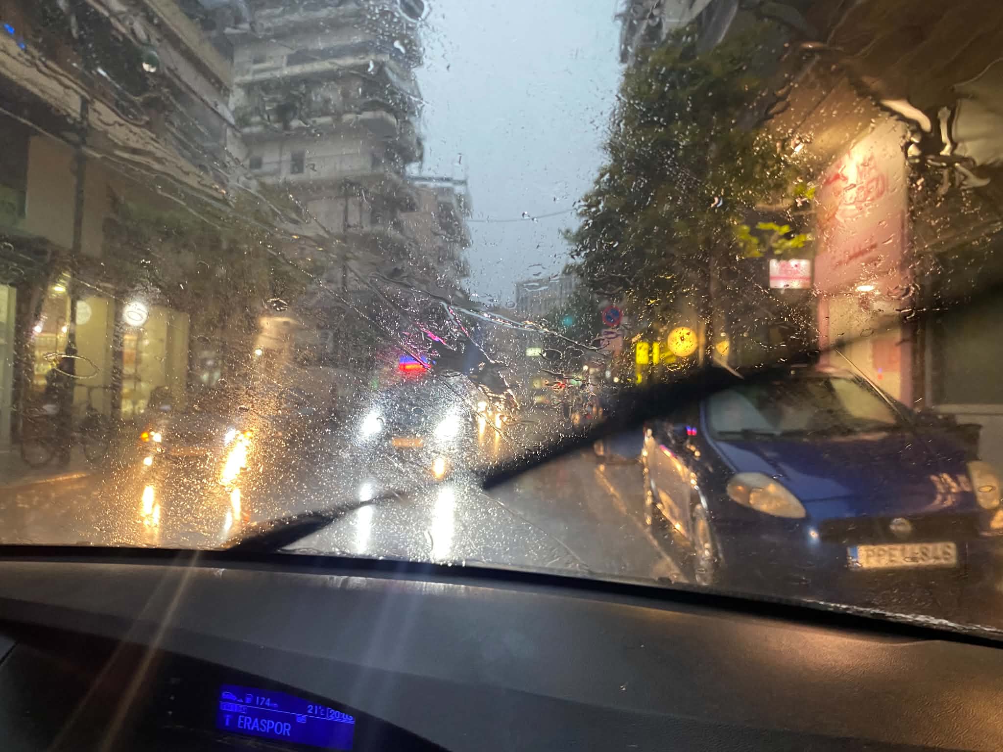 Προειδοποίηση Τακούδη για πιθανή επανάληψη έντονων φαινομένων σήμερα το απόγευμα- 214 χιλιοστά βροχής την ώρα στην Καρδίτσα!