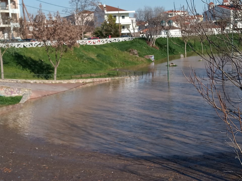 Συναγερμός στη Λάρισα για άνοδο της στάθμης του Πηνειού- έφτασε στα 5,8 μέτρα (ΦΩΤΟ)