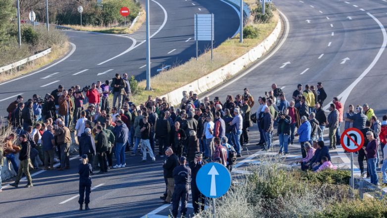 Πώς η Θεσσαλία έβγαλε στον δρόμο και τους “γαλάζιους” αγρότες