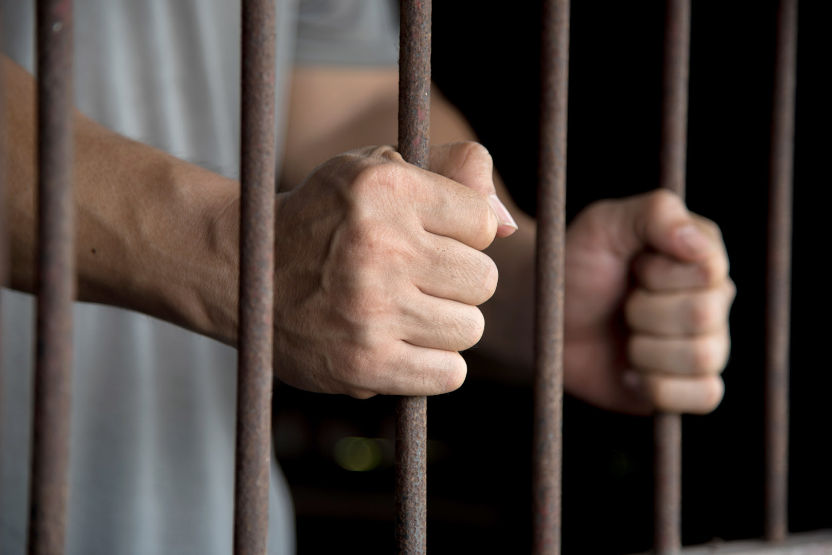 Καταδικάστηκε κρατούμενος που προσπάθησε να βάλει φωτιά σε 32χρονο μέσα στις φυλακές Λάρισας
