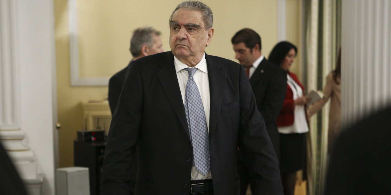 Πέθανε ο Βαρδής Βαρδινογιάννης σε ηλικία 91 ετών Πέθανε ο Βαρδής Βαρδινογιάννης σε ηλικία 91 ετών