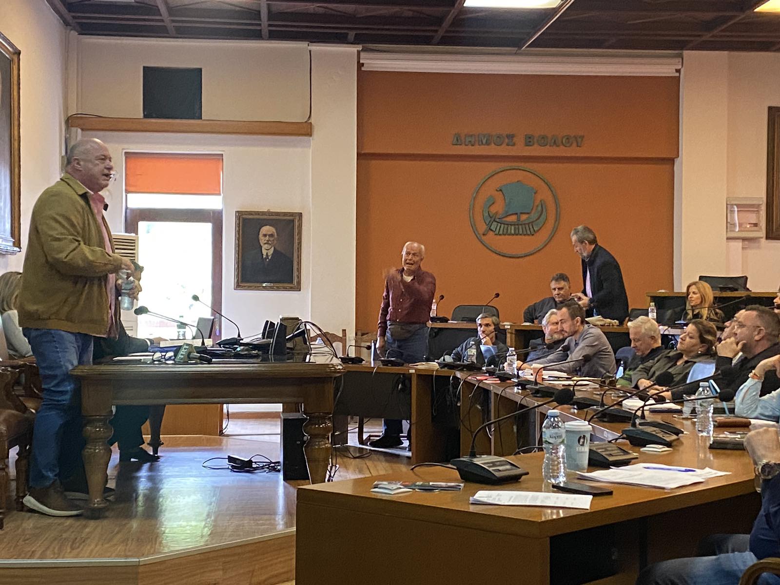 Ευθύνες για τις αυξήσεις τελών καταλόγισε ο δήμαρχος Βόλου Αχιλλέας Μπέος-κόντρα με Παπαπέτρο (video) Ευθύνες για τις αυξήσεις τελών καταλόγισε ο δήμαρχος Βόλου Αχιλλέας Μπέος-κόντρα με Παπαπέτρο (video)