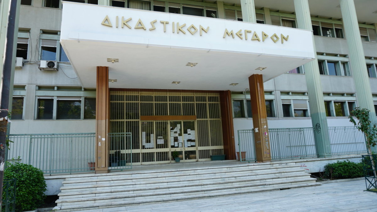 Ένοχοι τέσσερις Λαρισαίοι για τη ληστεία τράπεζας στον Αμπελώνα Ένοχοι τέσσερις Λαρισαίοι για τη ληστεία τράπεζας στον Αμπελώνα