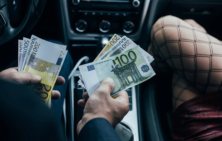 Αποπειράθηκε να αυτοκτονήσει παπαδιά που κατηγορείται ότι εκδίδεται στη Λεωφόρου Συγγρού. Αποπειράθηκε να αυτοκτονήσει παπαδιά που κατηγορείται ότι εκδίδεται στη Λεωφόρου Συγγρού.