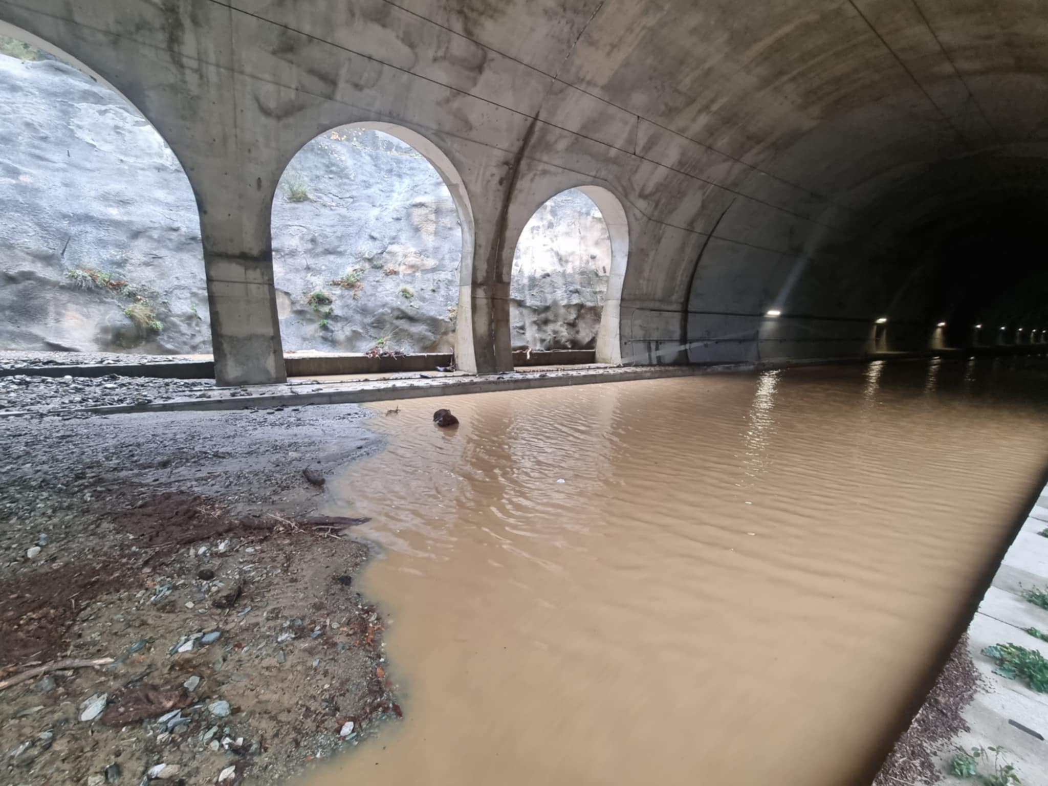Πλημμύρισε η σιδηροδρομική σήραγγα στα Τέμπη- με λεωφορεία τα δρομολόγια του ΟΣΕ-δείτε εικόνες και video Πλημμύρισε η σιδηροδρομική σήραγγα στα Τέμπη- με λεωφορεία τα δρομολόγια του ΟΣΕ-δείτε εικόνες και video