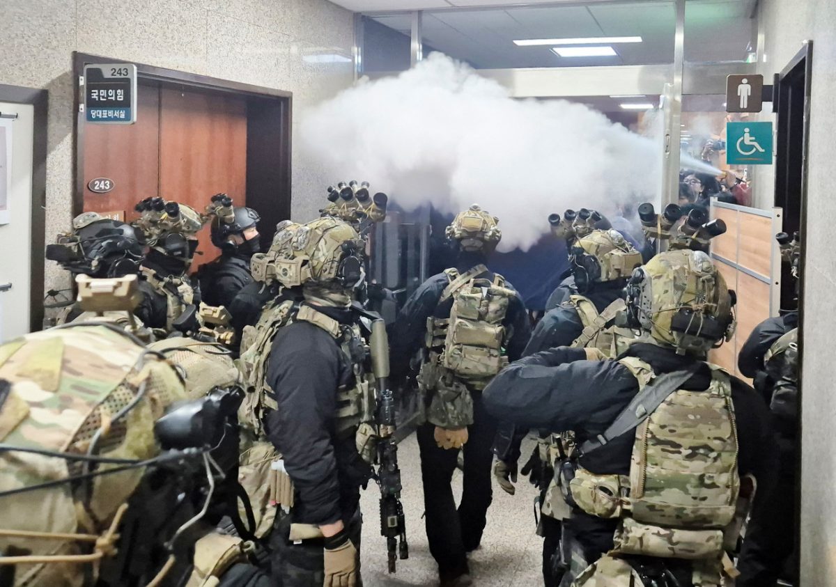 Νότια Κορέα: Με την πλάτη στον τοίχο ο πρόεδρος Γιουν μετά το πραξικόπημα «φιάσκο»: Πιέσεις για παραίτηση, απειλές για δίωξη Νότια Κορέα: Με την πλάτη στον τοίχο ο πρόεδρος Γιουν μετά το πραξικόπημα «φιάσκο»: Πιέσεις για παραίτηση, απειλές για δίωξη