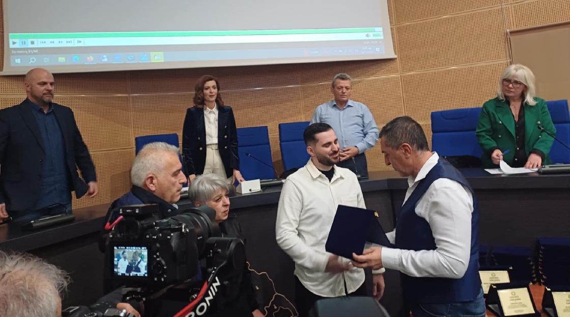 Συγκίνηση στην περιφέρεια: Τιμήθηκε μετά θάνατον ο ηρωικός βαρκάρης της Μεταμόρφωσης Κώστας Τασιόπουλος (ΦΩΤΟ) Συγκίνηση στην περιφέρεια: Τιμήθηκε μετά θάνατον ο ηρωικός βαρκάρης της Μεταμόρφωσης Κώστας Τασιόπουλος (ΦΩΤΟ)