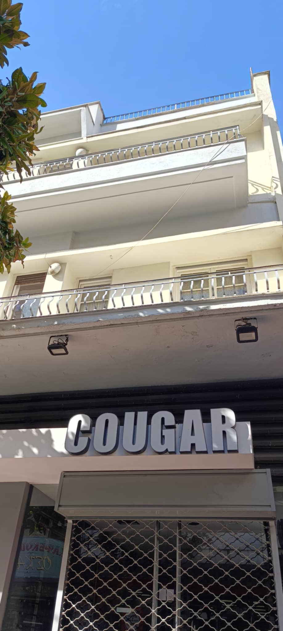 Το παλιό τριώροφο κτίριο στην οδό Παναγούλη κατεδαφίζεται. Στη θέση του θα εμφανιστεί σύντομα άλλη μία πολυκατοικία. Το παλιό τριώροφο κτίριο στην οδό Παναγούλη κατεδαφίζεται. Στη θέση του θα εμφανιστεί σύντομα άλλη μία πολυκατοικία.