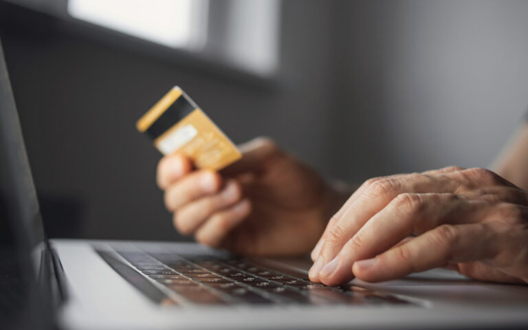 Απάτη μέσω e- shop: 938 θύματα σε όλη τη Θεσσαλία-Οι συλλήψεις στη Λάρισα που ξετύλιξαν το «κουβάρι» Απάτη μέσω e- shop: 938 θύματα σε όλη τη Θεσσαλία-Οι συλλήψεις στη Λάρισα που ξετύλιξαν το «κουβάρι»