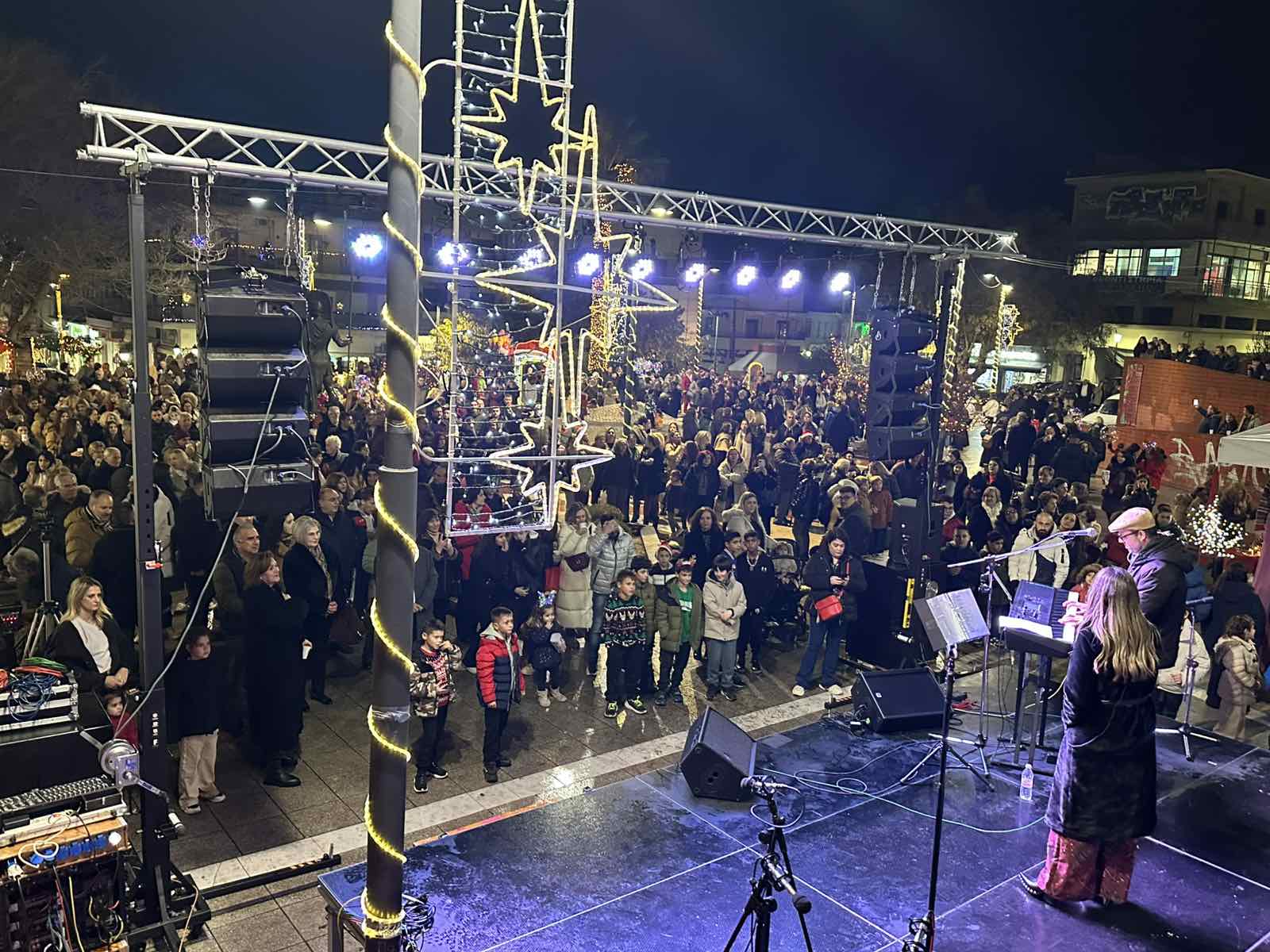 Πλήθος κόσμου στο άναμμα του Χριστουγεννιάτικου δέντρου στα Φάρσαλα (ΦΩΤΟ) Πλήθος κόσμου στο άναμμα του Χριστουγεννιάτικου δέντρου στα Φάρσαλα (ΦΩΤΟ)