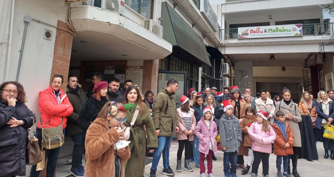 Έφεραν τα Χριστούγεννα νωρίτερα στη Λάρισα το Εργαστήρι Ζωής και το Κέντρο Πρόληψης του ΟΚΑΝΑ (ΦΩΤΟ+video) Έφεραν τα Χριστούγεννα νωρίτερα στη Λάρισα το Εργαστήρι Ζωής και το Κέντρο Πρόληψης του ΟΚΑΝΑ (ΦΩΤΟ+video)