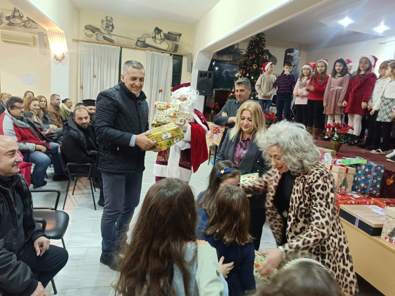 Μοίρασε δώρα και ευχές ο Κουρέτας στα Μεγάλα Καλύβια Τρικάλων Μοίρασε δώρα και ευχές ο Κουρέτας στα Μεγάλα Καλύβια Τρικάλων