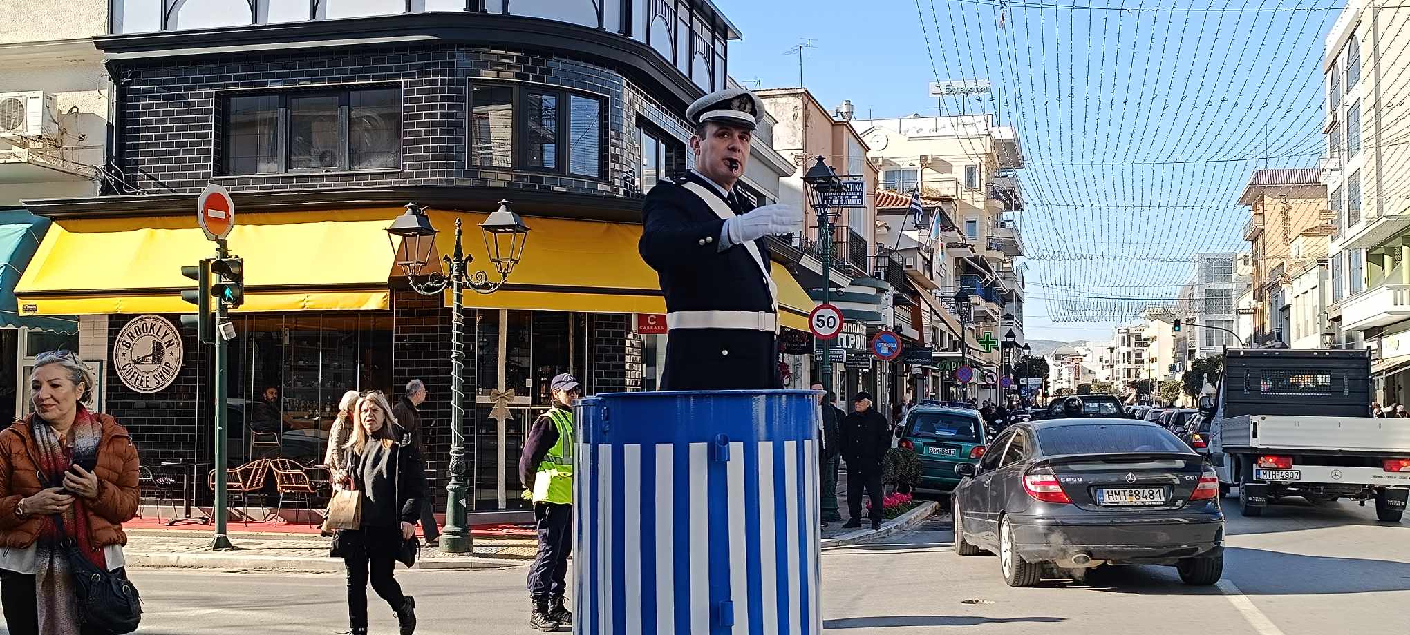 Αναβίωσε το έθιμο του «βαρελιού του τροχονόμου» στο κέντρο του Βόλου Αναβίωσε το έθιμο του «βαρελιού του τροχονόμου» στο κέντρο του Βόλου