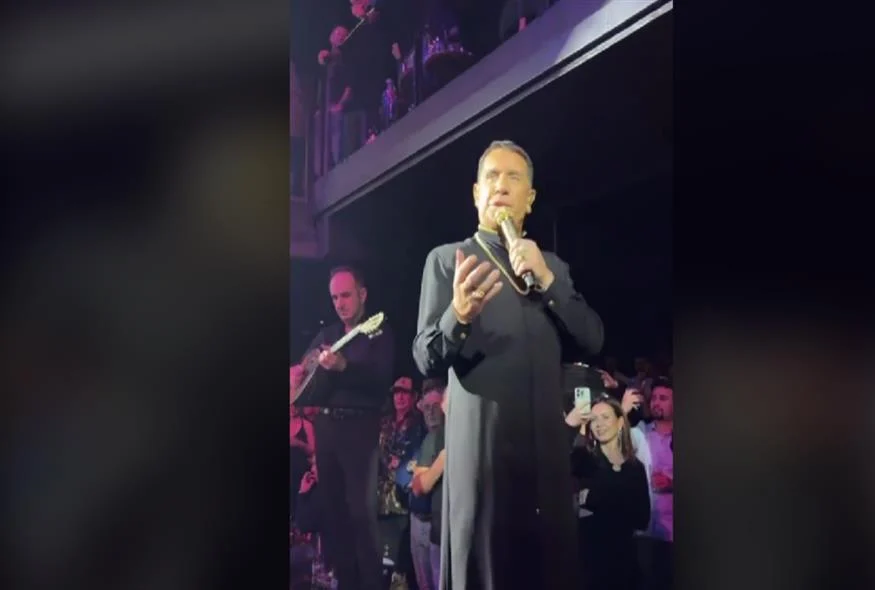 Mαζωνάκης: Εμφανίστηκε με «ράσο» στα μπουζούκια - «Τα σέβη μου πάτερ» Mαζωνάκης: Εμφανίστηκε με «ράσο» στα μπουζούκια - «Τα σέβη μου πάτερ»
