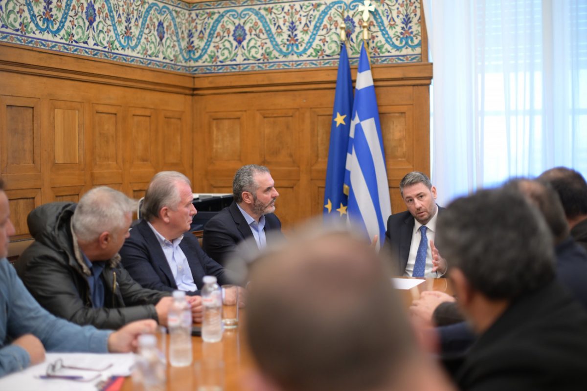 Με αγρότες από τη Βοιωτία συναντήθηκε ο Ανδρουλάκης – «Τα αιτήματά σας είναι δίκαια» Με αγρότες από τη Βοιωτία συναντήθηκε ο Ανδρουλάκης – «Τα αιτήματά σας είναι δίκαια»