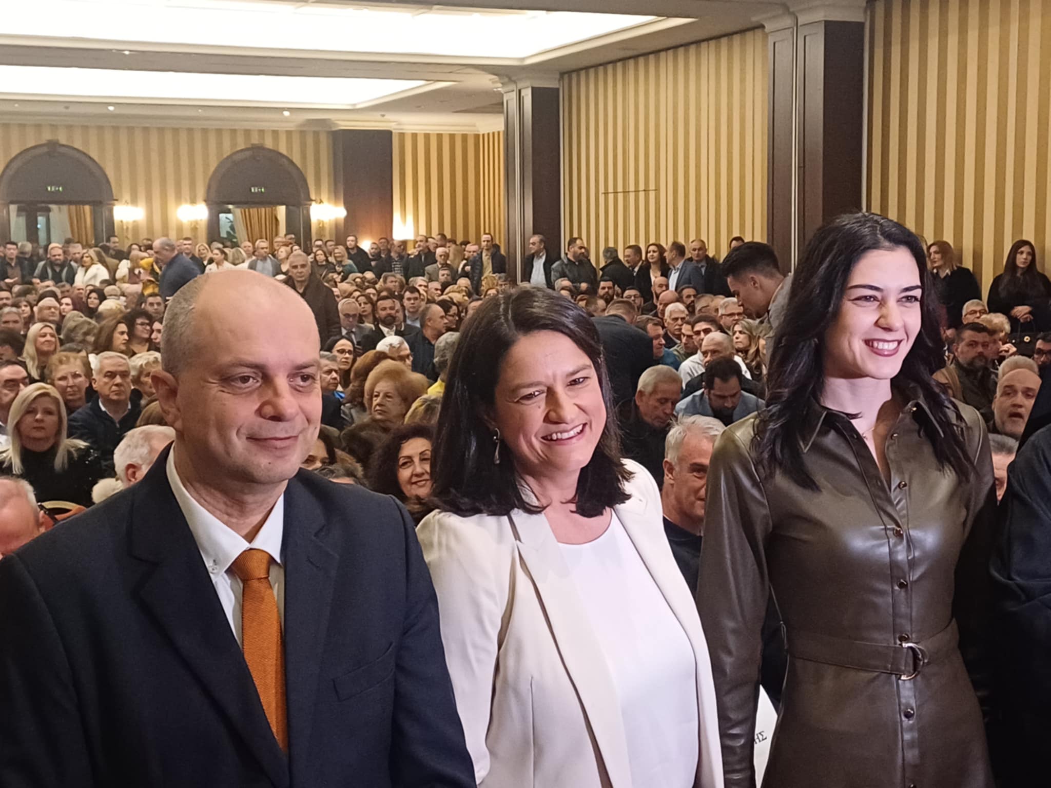 Πλήθος κόσμου στην κοπή πίτας του Χρήστου Καπετάνου στη Λάρισα παρουσία της Νίκης Κεραμέως(ΦΩΤΟ) Πλήθος κόσμου στην κοπή πίτας του Χρήστου Καπετάνου στη Λάρισα παρουσία της Νίκης Κεραμέως(ΦΩΤΟ)