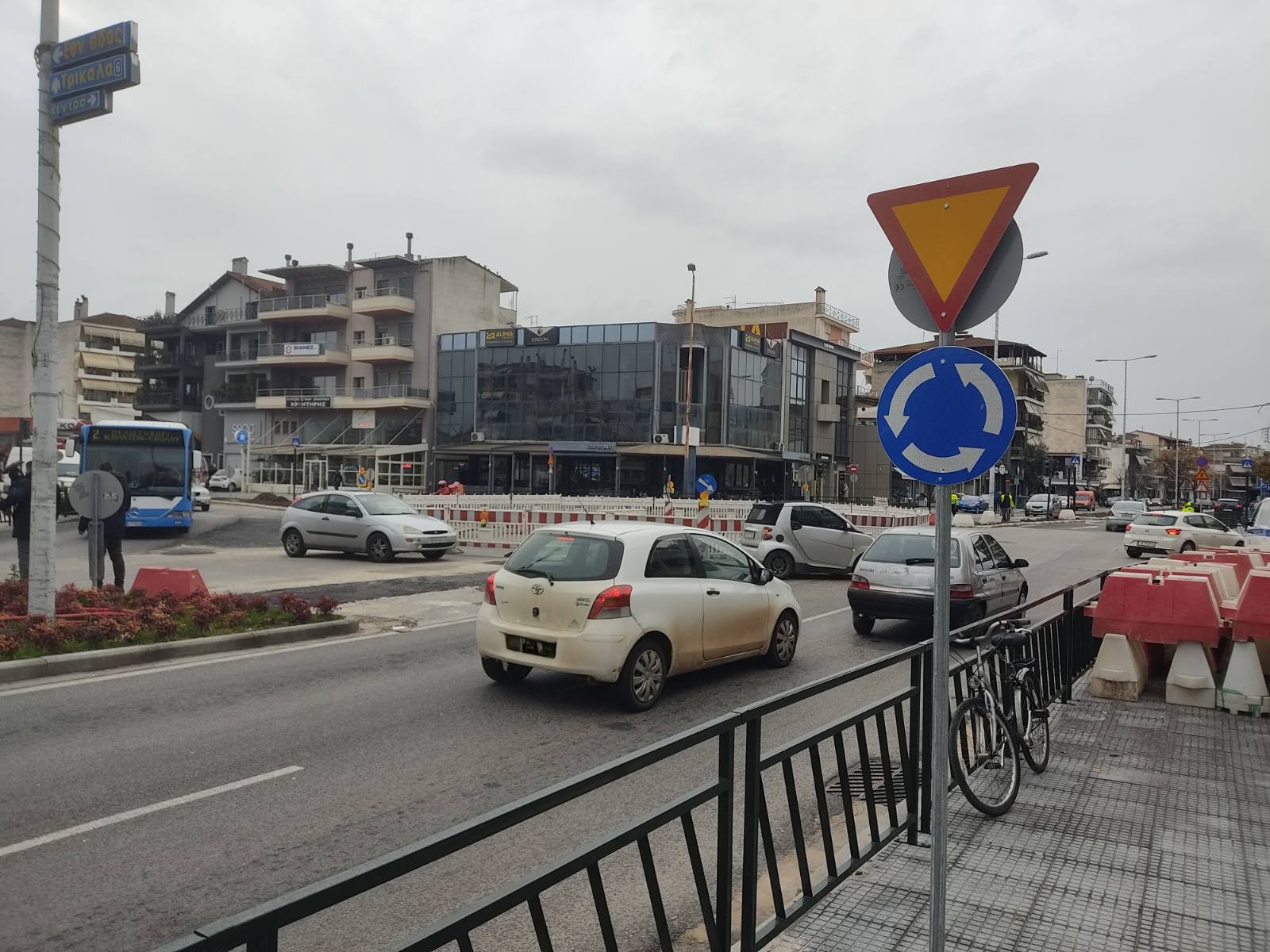 Με την κατασκευή κυκλικού κόμβου συνεχίζονται οι εργασίες στη συμβολή των οδών Βόλου-Ηρ.Πολυτεχνείου-23ης Οκτωβρίου Με την κατασκευή κυκλικού κόμβου συνεχίζονται οι εργασίες στη συμβολή των οδών Βόλου-Ηρ.Πολυτεχνείου-23ης Οκτωβρίου