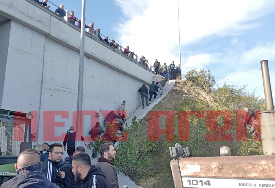 Ρίψη χημικών και χειροβομβίδων κρότου λάμψης από τα ΜΑΤ στο μπλόκο του Ε-65 (φωτο+video) Ρίψη χημικών και χειροβομβίδων κρότου λάμψης από τα ΜΑΤ στο μπλόκο του Ε-65 (φωτο+video)