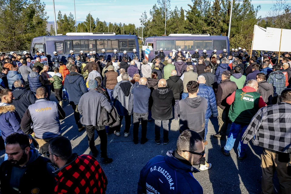 ΕΛΑΣ για επεισόδια με αγρότες στον Ε65: «Επιτέθηκαν και τραυμάτισαν αστυνομικό»– Δικογραφία σε βάρος εμπλεκόμενων διαδηλωτών ΕΛΑΣ για επεισόδια με αγρότες στον Ε65: «Επιτέθηκαν και τραυμάτισαν αστυνομικό»– Δικογραφία σε βάρος εμπλεκόμενων διαδηλωτών
