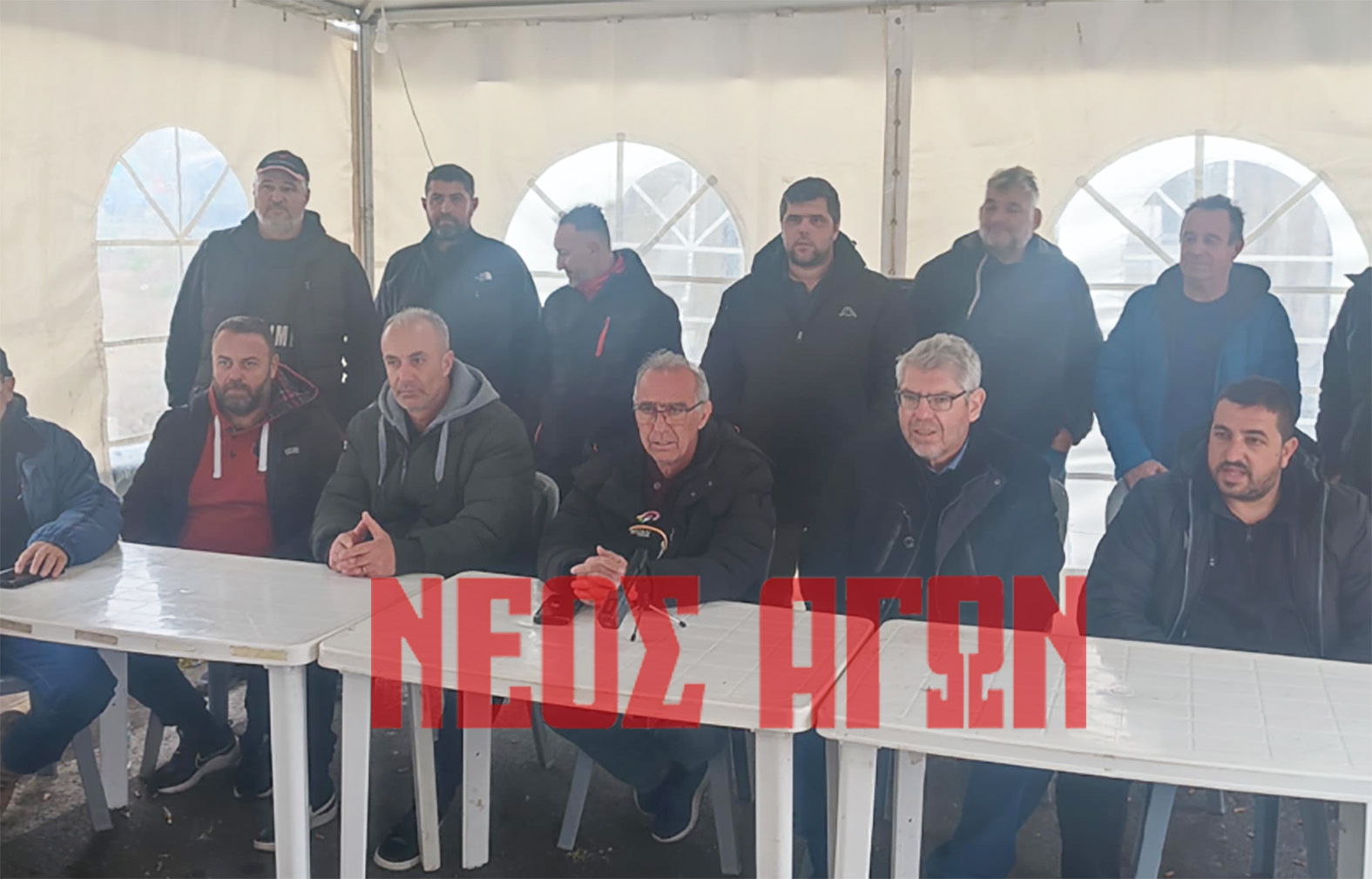 Αγρότες από το μπλόκο του Ε-65: «Η κυβέρνηση κλείνει τους δρόμους και ταλαιπωρεί τον κόσμο» Αγρότες από το μπλόκο του Ε-65: «Η κυβέρνηση κλείνει τους δρόμους και ταλαιπωρεί τον κόσμο»