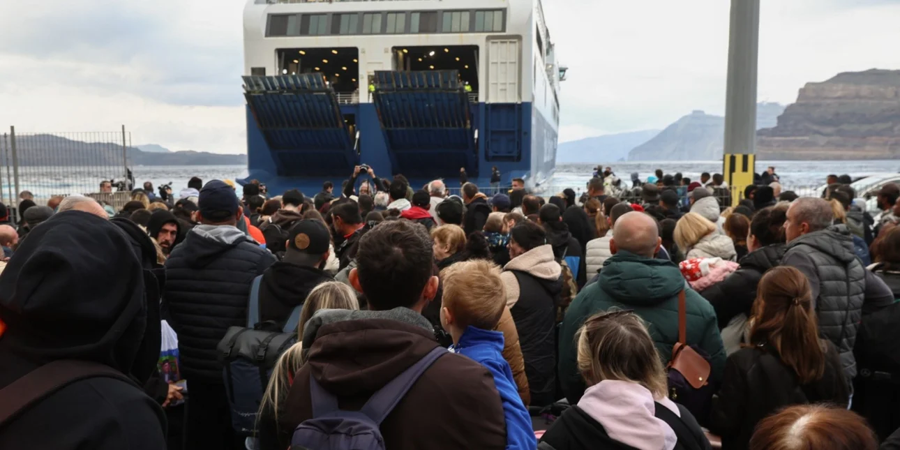 Νέος σεισμός 5 Ρίχτερ αισθητός και στην Αττική - Χιλιάδες άνθρωποι εγκαταλείπουν τη Σαντορίνη, σε επιφυλακή οι Αρχές Νέος σεισμός 5 Ρίχτερ αισθητός και στην Αττική - Χιλιάδες άνθρωποι εγκαταλείπουν τη Σαντορίνη, σε επιφυλακή οι Αρχές