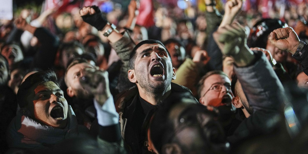 Επεισόδια και χημικά σε συγκέντρωση για τον Ιμάμογλου στο δημαρχείο Κωνσταντινούπολης - Χιλιάδες οι διαδηλωτές