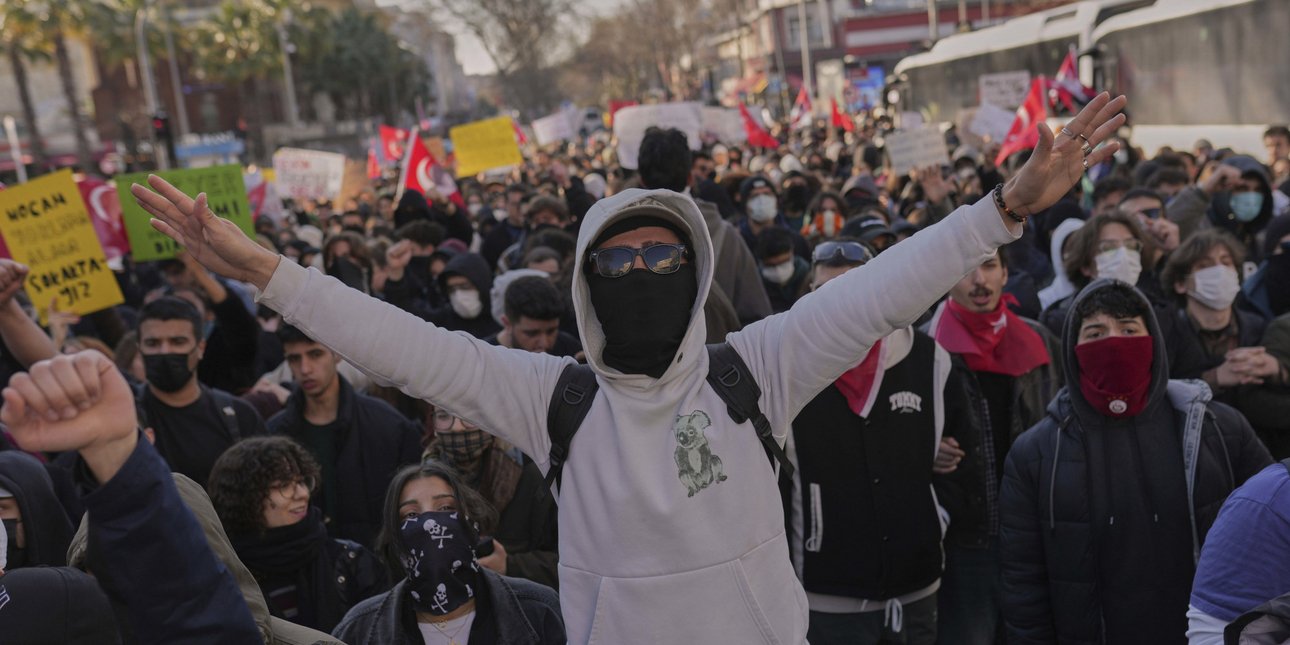 Τουρκία: Χιλιάδες στους δρόμους για τον Ιμάμογλου: Διαδηλωτές αψηφούν τις απαγορεύσεις Τουρκία: Χιλιάδες στους δρόμους για τον Ιμάμογλου: Διαδηλωτές αψηφούν τις απαγορεύσεις