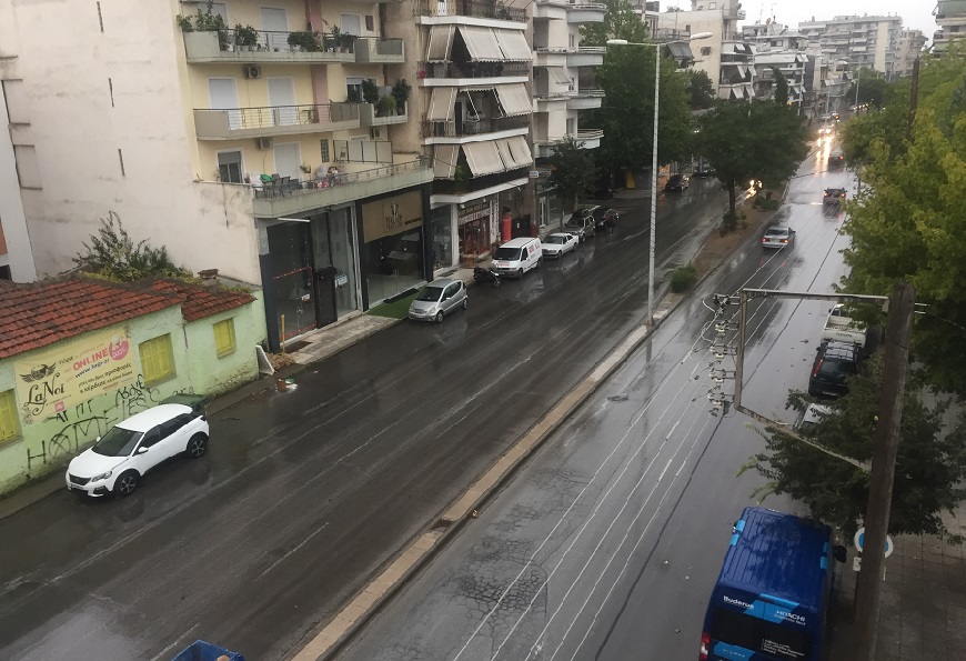 Δυνατή μπόρα στη Λάρισα με βροντές -Καντερές: έρχεται άνυδρη εβδομάδα από Δευτέρα με κρύο (video) Δυνατή μπόρα στη Λάρισα με βροντές -Καντερές: έρχεται άνυδρη εβδομάδα από Δευτέρα με κρύο (video)
