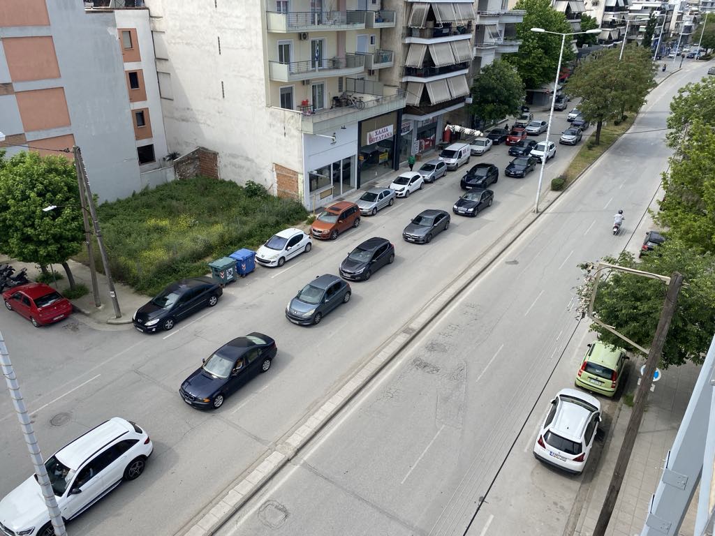 Πάνε παράλια οι Λαρισαίοι να ...πιάσουν το Μάη - μποτιλιάρισμα στην Ηρώων Πολυτεχνείου (ΦΩΤΟ)