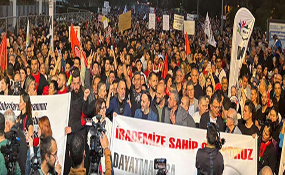 Διαδηλώσεις και γενική απεργία στα Κατεχόμενα κατά της χρήσης μαντίλας σε δημόσια λύκεια Διαδηλώσεις και γενική απεργία στα Κατεχόμενα κατά της χρήσης μαντίλας σε δημόσια λύκεια