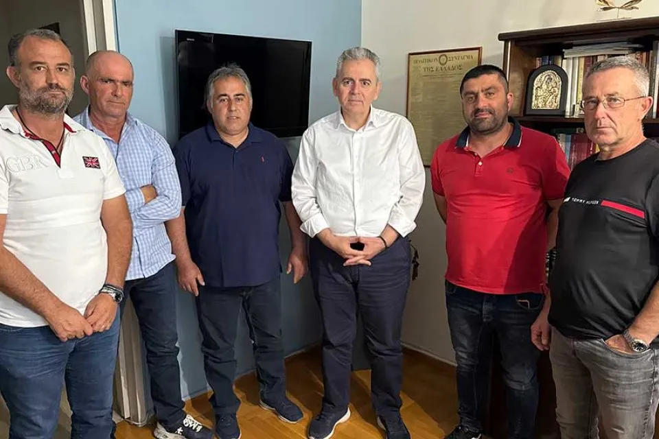Χαρακόπουλος με αγρότες της Κάρλας: «Καθυστερούν οι αποζημιώσεις – κραυγαλέες αδικίες στον εξοπλισμό»