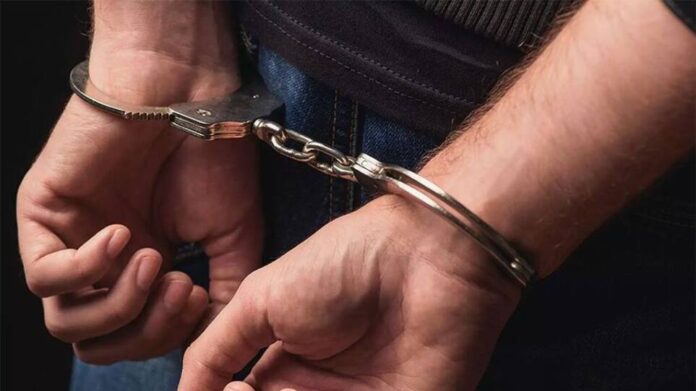 Λάρισα: Είχε στο αυτοκίνητο μαχαίρι και πιστόλι – ρέπλικα Λάρισα: Είχε στο αυτοκίνητο μαχαίρι και πιστόλι – ρέπλικα
