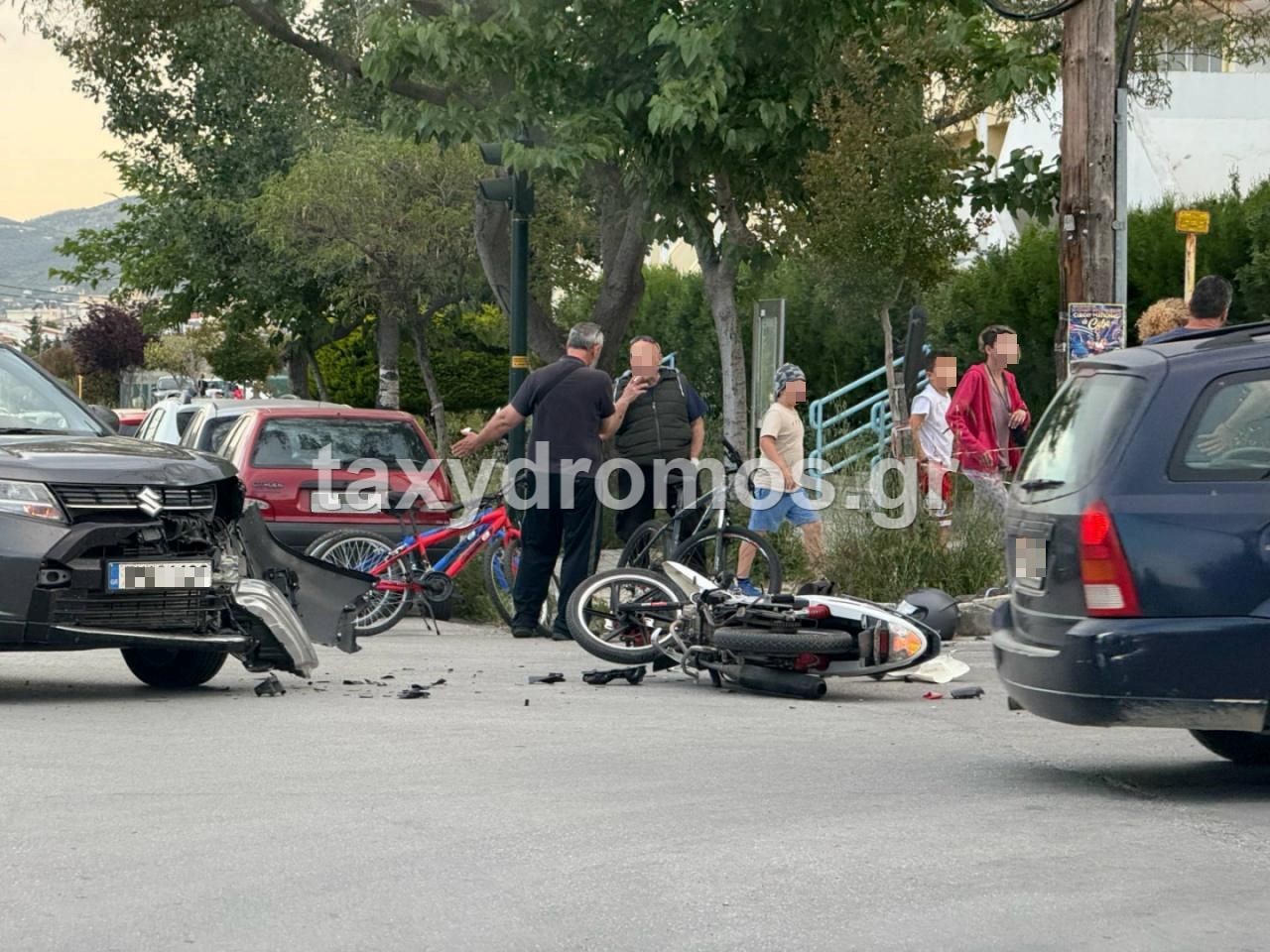 Σύγκρουση δικύκλου με αυτοκίνητο στη Νέα Ιωνία και τραυματισμός νεαρού Σύγκρουση δικύκλου με αυτοκίνητο στη Νέα Ιωνία και τραυματισμός νεαρού