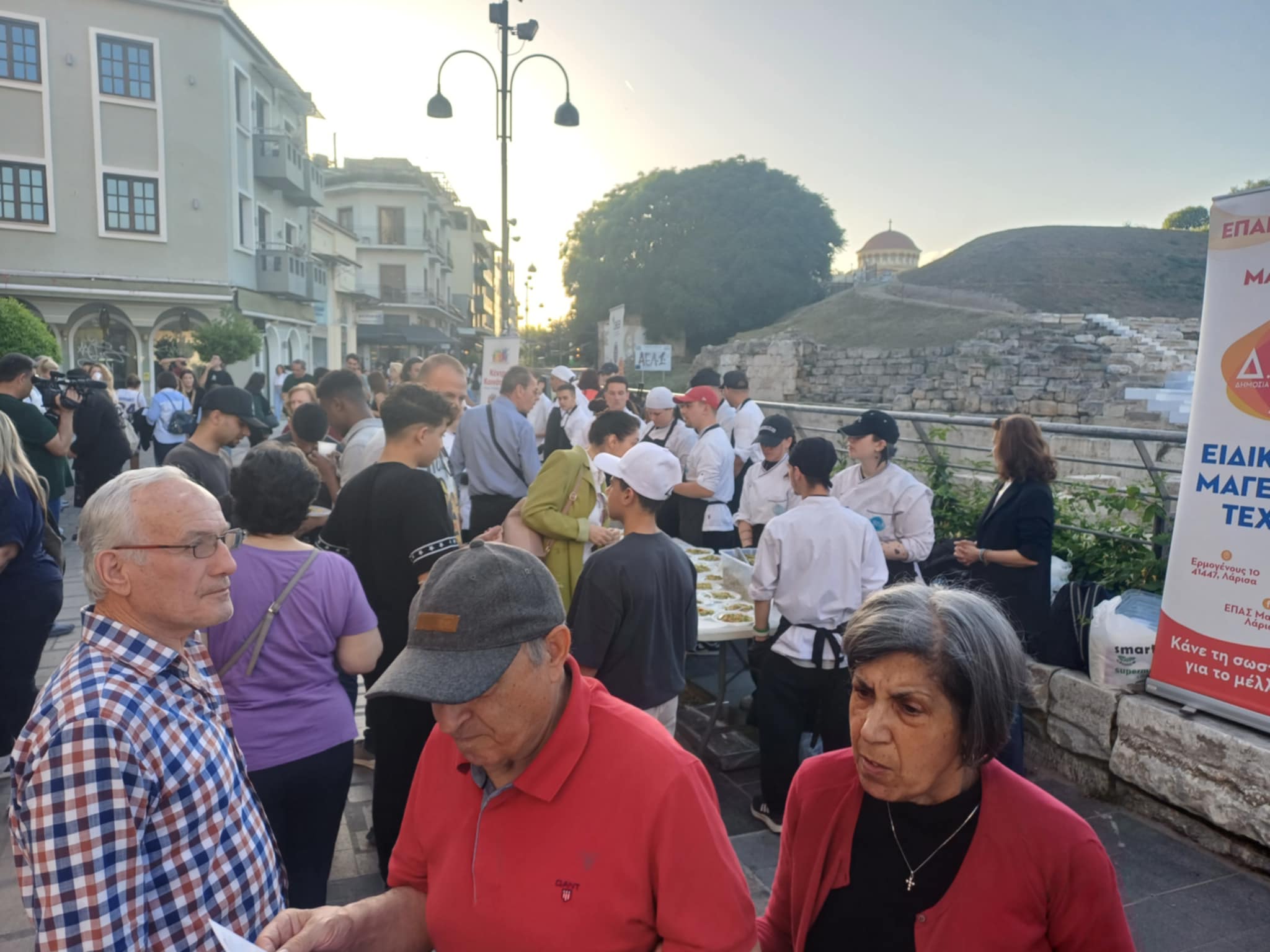 «Γεύσεις του κόσμου» μπροστά από το αρχαίο θέατρο της Λάρισας (ΦΩΤΟ «Γεύσεις του κόσμου» μπροστά από το αρχαίο θέατρο της Λάρισας (ΦΩΤΟ