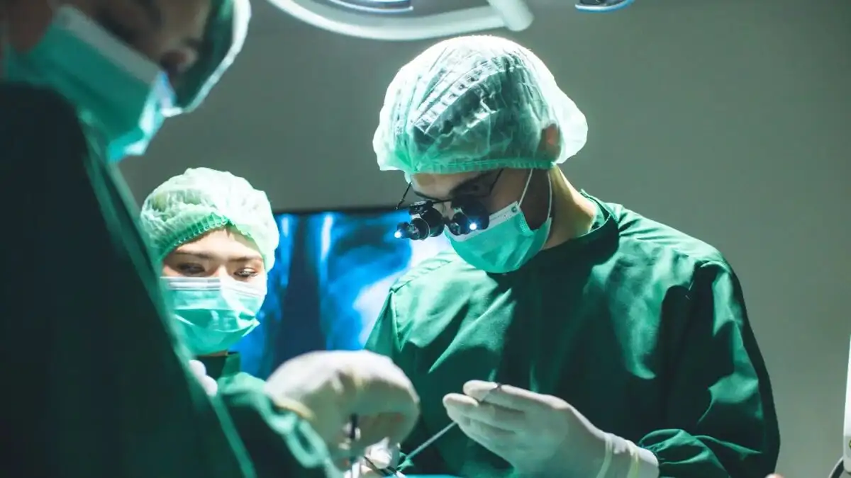 Δωρεάν χειρουργεία σε ιδιωτικά νοσοκομεία: Ξεκινά η αποστολή SMS στους ασθενείς – Πώς θα κλείσετε ραντεβού
