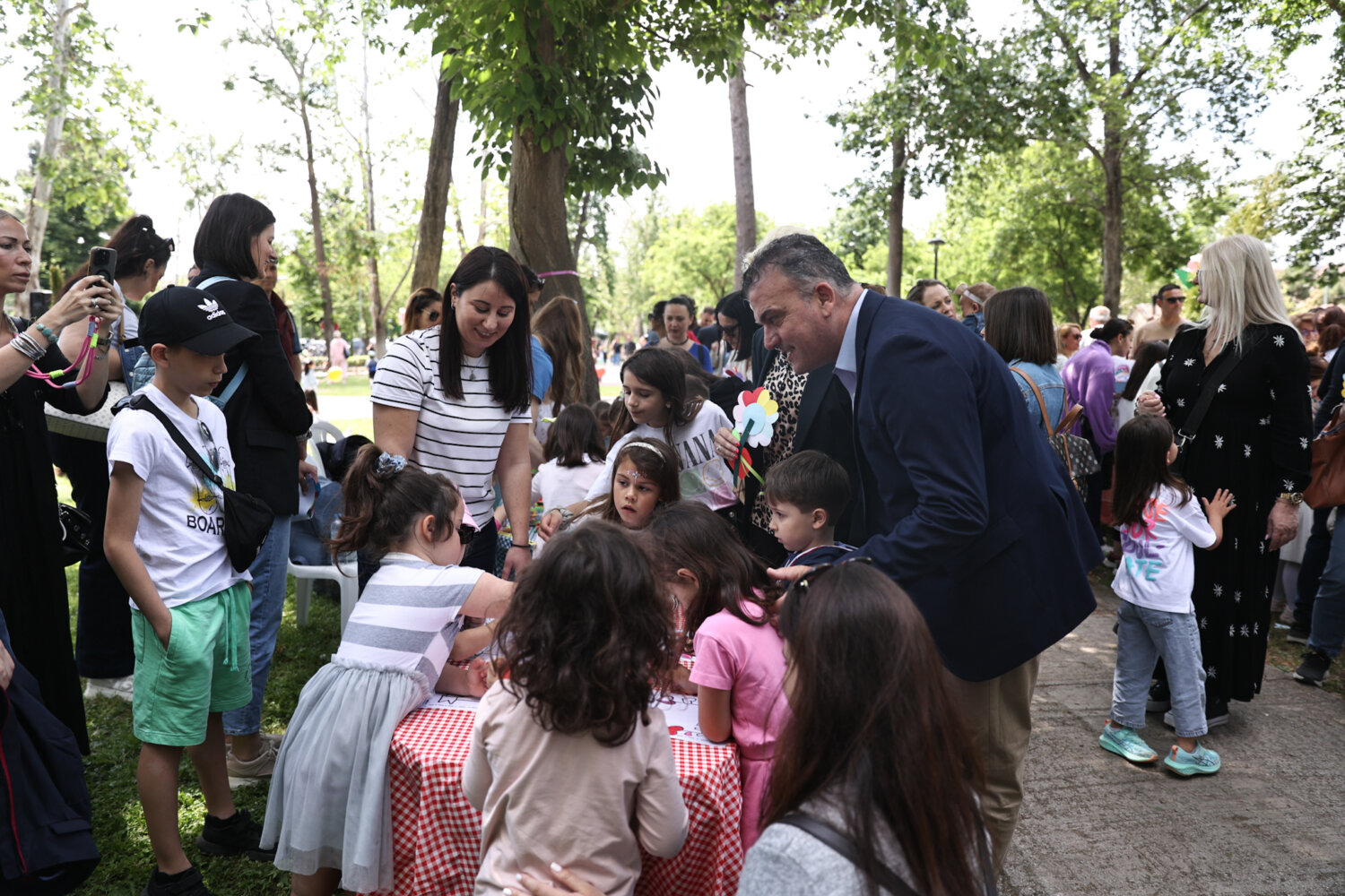 Κοσμοσυρροή στο Πάρκο Αλκαζάρ για τη γιορτή της μητέρας-Μαμάκος: «Ένα μεγάλο ευχαριστώ στις μητέρες όλου του κόσμου», Κοσμοσυρροή στο Πάρκο Αλκαζάρ για τη γιορτή της μητέρας-Μαμάκος: «Ένα μεγάλο ευχαριστώ στις μητέρες όλου του κόσμου»,