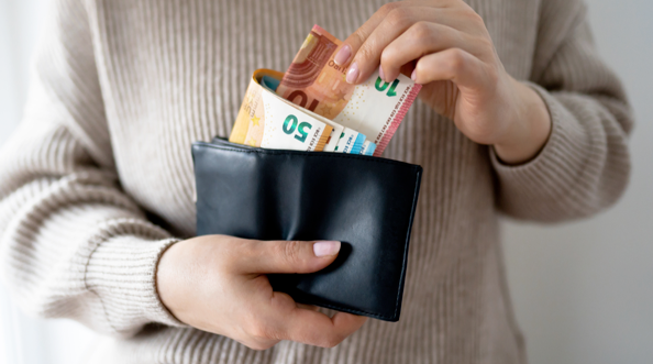 Μαθητής στην Καρδίτσα βρήκε πορτοφόλι με χρήματα και το παρέδωσε - αξιέπαινη πράξη Μαθητής στην Καρδίτσα βρήκε πορτοφόλι με χρήματα και το παρέδωσε - αξιέπαινη πράξη