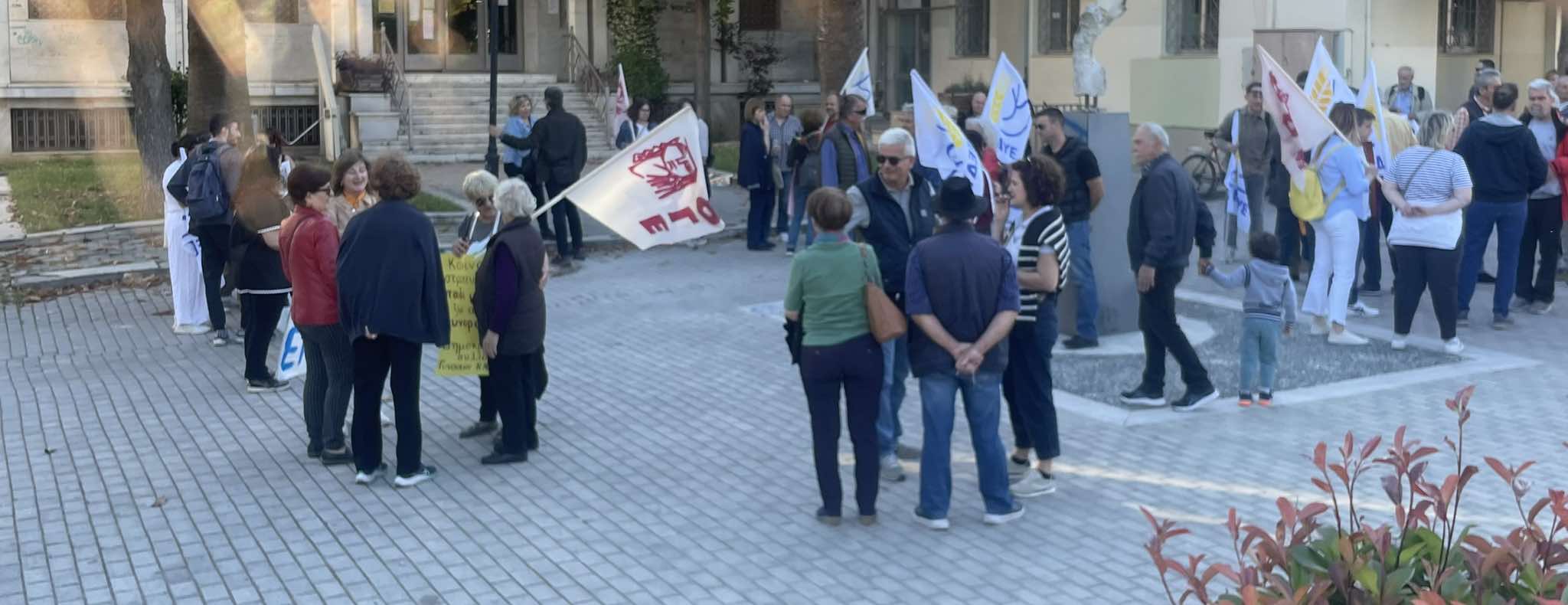 Βόλος: Πορεία ειρήνης στους δρόμους της πόλης – Ισχυρή παρουσία αστυνομικών δυνάμεων – Προσήχθη διαδηλωτής