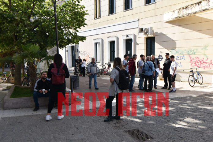 Την πόρτα του Δικαστικού Μεγάρου Καρδίτσας περνούν 17 διαδηλωτές για την υπεράσπιση των Αγράφων Την πόρτα του Δικαστικού Μεγάρου Καρδίτσας περνούν 17 διαδηλωτές για την υπεράσπιση των Αγράφων