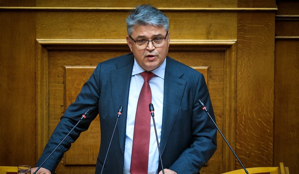 «Μαλλιά κουβάρια» στη Νίκη: Επιστολή 45 πρώην μελών κατά Νατσιού – Μεταξύ αυτών και Λαρισαίοι – Τι απαντά το κόμμα