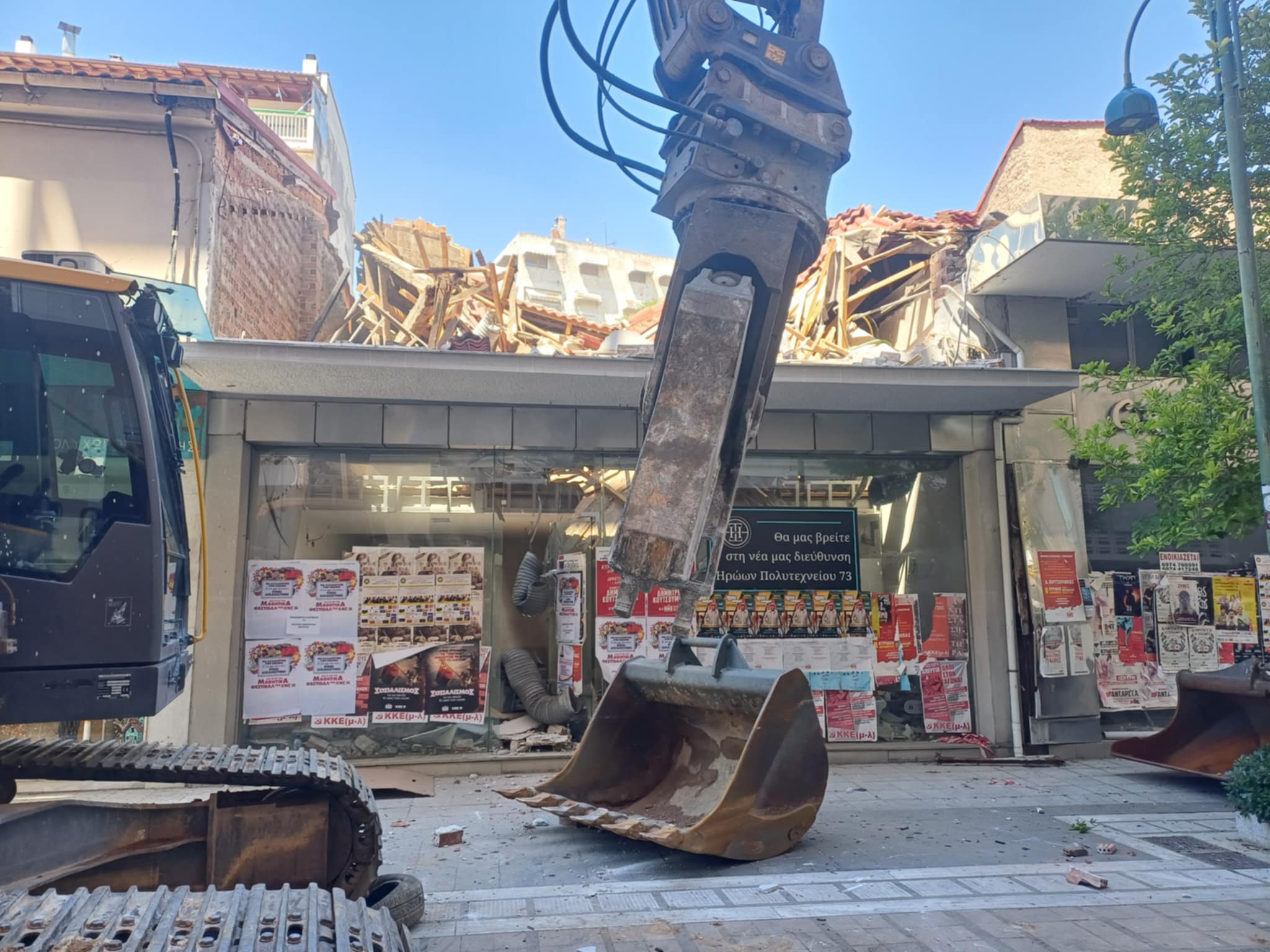 Ξεκίνησε η κατεδάφιση κτιρίων απέναντι από το αρχαίο θέατρο της Λάρισας (ΦΩΤΟ+video) Ξεκίνησε η κατεδάφιση κτιρίων απέναντι από το αρχαίο θέατρο της Λάρισας (ΦΩΤΟ+video)