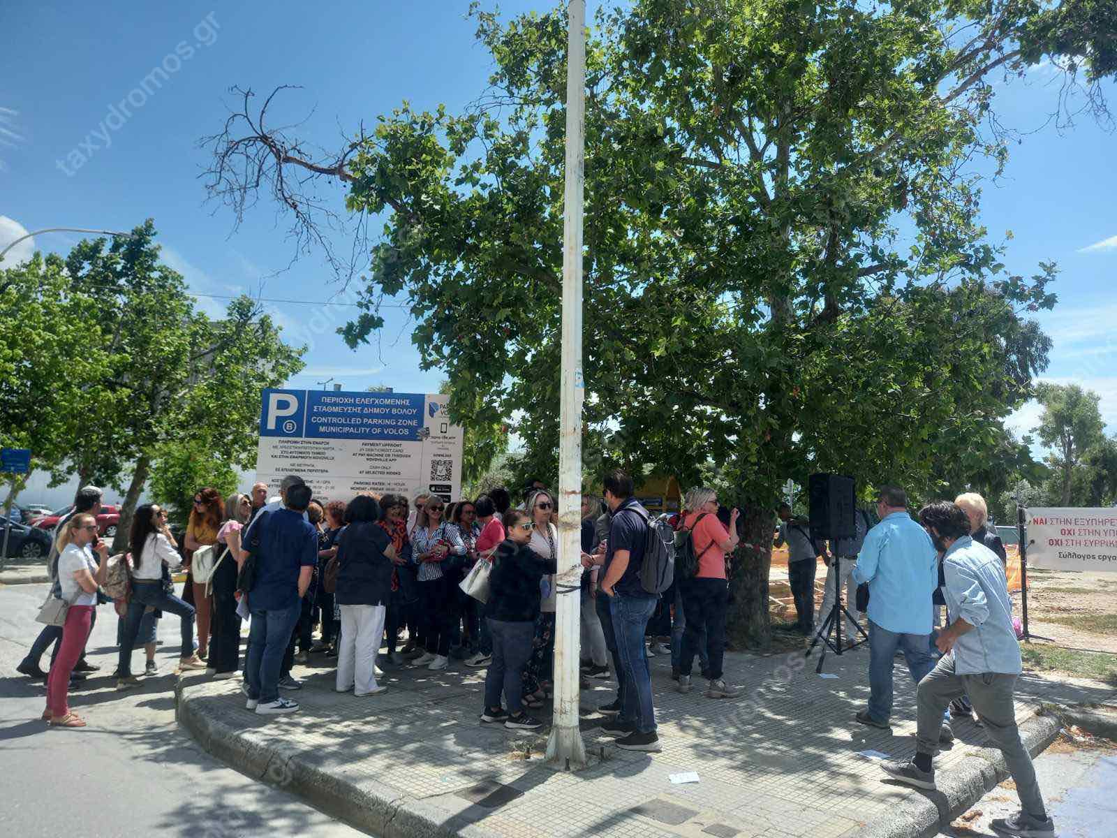 Διαμαρτυρία έξω από τη ΔΟΥ Βόλου – Στα κάγκελα οι υπάλληλοι που ζουν σε αβεβαιότητα Διαμαρτυρία έξω από τη ΔΟΥ Βόλου – Στα κάγκελα οι υπάλληλοι που ζουν σε αβεβαιότητα