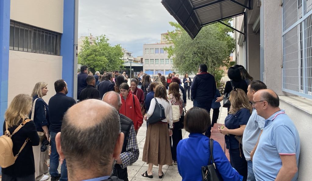 Πρεμιέρα στις πανελλαδικές: Δεκάδες γονείς έξω το 5ο Λύκειο Λάρισας(ΦΩTO) Πρεμιέρα στις πανελλαδικές: Δεκάδες γονείς έξω το 5ο Λύκειο Λάρισας(ΦΩTO)