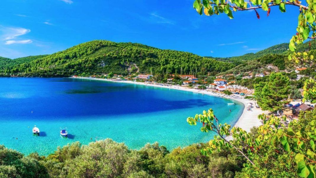 Η νέα Μύκονος για τους τουρίστες: Το νησί στις Σποράδες με τις ωραιότερες παραλίες που επιλέγουν Έλληνες και ξένοι φέτος