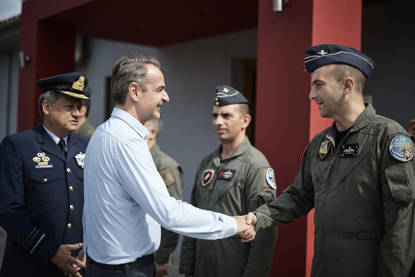 Στην 111 Πτέρυγα Μάχης όπου υπηρέτησε ο Μητσοτάκης - Οι συνομιλίες με τους πιλότους και η πρόσκληση για πτήση με μαχητικό Στην 111 Πτέρυγα Μάχης όπου υπηρέτησε ο Μητσοτάκης - Οι συνομιλίες με τους πιλότους και η πρόσκληση για πτήση με μαχητικό