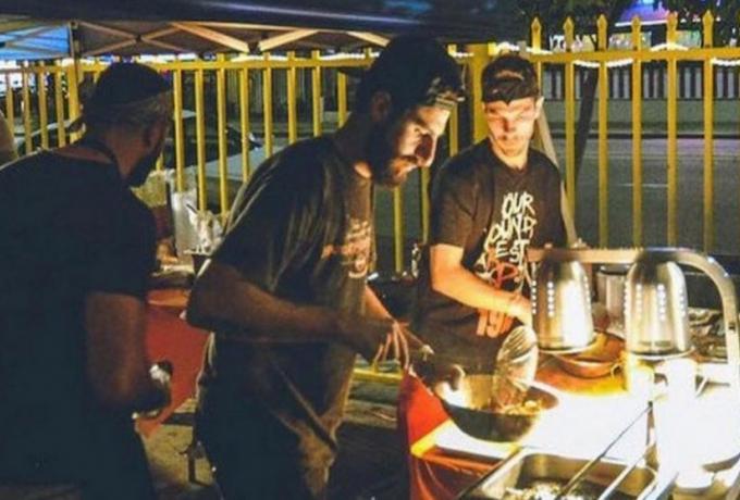 Τρεις φίλοι ξεκίνησαν πάγκο με κοτομπουκιές σε πάρκινγκ με μια φριτέζα και -900 - Μόλις πουλήθηκε για -1 δισ.