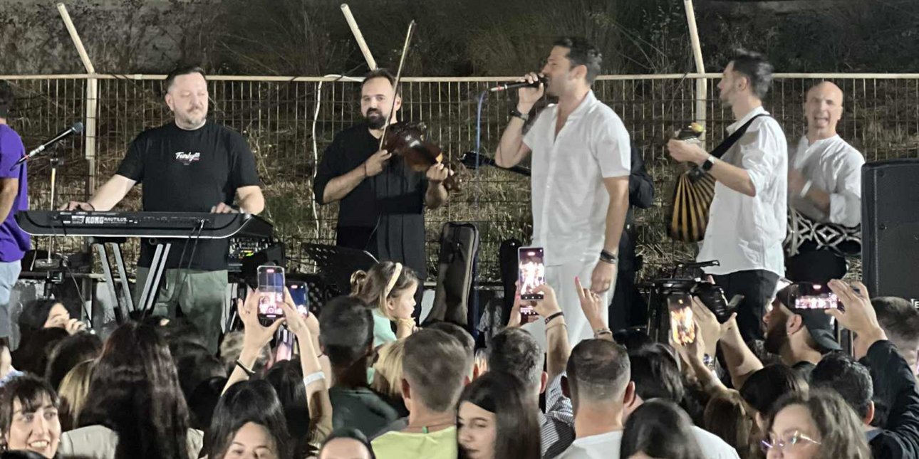 Η απρόσμενη εμφάνιση του Κωνσταντίνου Αργυρού στη Γιορτή Αγκινάρας στην Τήνο -Ξεσήκωσε το κοινό με νησιώτικα [βίντεο]
