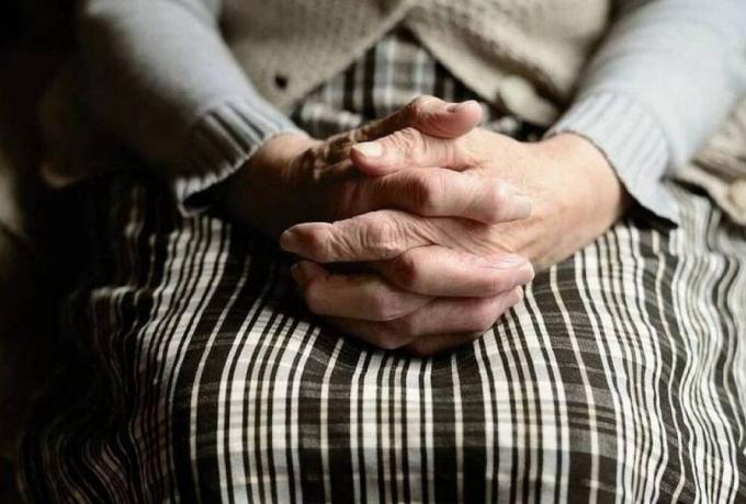 Ηλικιωμένη χτύπησε κακοποιό με κουβά - «Μου έδωσε ο Θεός δύναμη» Ηλικιωμένη χτύπησε κακοποιό με κουβά - «Μου έδωσε ο Θεός δύναμη»