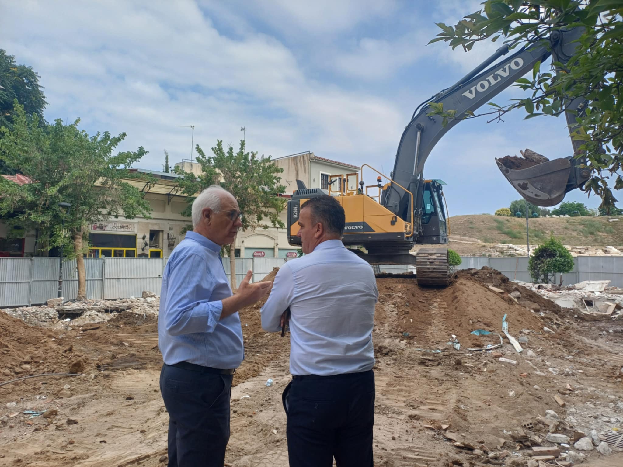 Μήνυμα ενότητας για την ανάδειξη του αρχαίου θεάτρου- επίσκεψη Μαμάκου, Καλογιάννη στις εργασίες κατεδάφισης (ΦΩΤΟ+video)